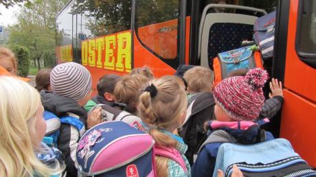 Die Schulbusdrängler brauchten dreimal solange zum Busbesteigen wie die Kinder, die sich ruhig in einer Reihe angestellt hatten. 