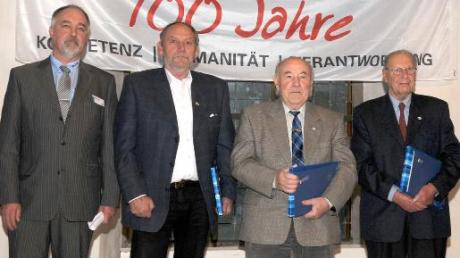 DLRG-Ortsgruppe Ulm mit (von links) Vorsitzender Klaus Kopp, Werner Frank (50 Jahre Mitglied), Reinhold Frei und Heinz Bartholomae (65 Jahre). 