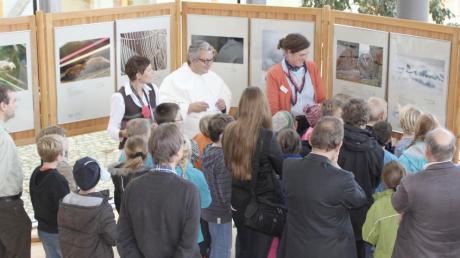 Direktor Pater Roman Löschinger (hinten in der Mitte) führte die Besucher durch die Ausstellung „Geh doch mal raus“ im Foyer. 
