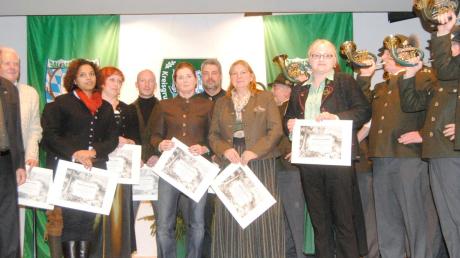 Die Kreisgruppe Neu-Ulm im Bayerischen Landesjagdverband händigte bei ihrer Hubertusfeier 15 Jungjägern ihre Jägerbriefe aus. 