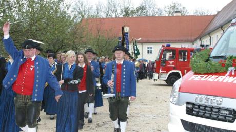 Im Festzug zum Löschzug: Die Feuerwehr Roggenburg hat nun ihr neues Fahrzeug (rechts im Bild) feierlich in Betrieb genommen.  
