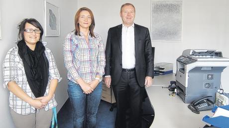 Die beiden Pädagoginnen Colleen Speidel (links), Katharina Cogiel und Bürgermeister Kurt Baiker im neu eingerichteten Büro des Jugendtreffs. 