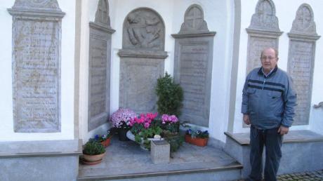 Josef Reiser freut sich über die gelungene Renovierung des Kriegerdenkmals an der Wullenstetter Kirche. 
