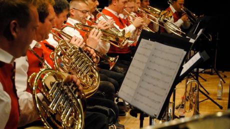 Die Orchester des Wullenstetter Musikvereins Harmonia, hier im Bild Musiker aus dem aktiven Blasorchester, sorgten im Sendener Bürgerhaus für ein vielgestaltiges Programm.  

