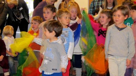 Die Kleinsten standen bei der Feier zur Eröffnung der neuen Kinderkrippe in Berg im Mittelpunkt und zeigten einen fröhlichen Tanz.  
