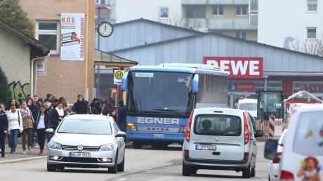 Der Durchgangsverkehr in der Hauptstraße und in der Bahnhofstraße (Bild) nervt viele Sendener. Bei der Zukunftswerkstatt der CSU machten die Menschen ihrem Ärger Luft. 