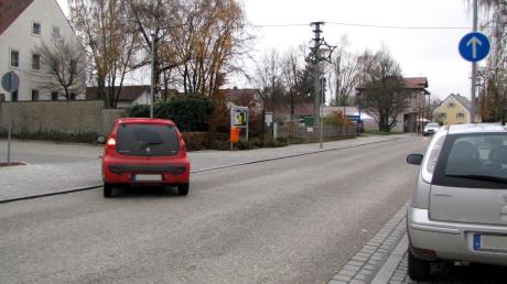 Eigentlich dürften die Verkehrsteilnehmer auf der Pfaffenhofer Hauptstraße hier nicht nach links auf den Parkplatz des Supermarkts abbiegen. Viele tun das aber trotzdem. Darüber beklagten sich Bürger in Roth.  
