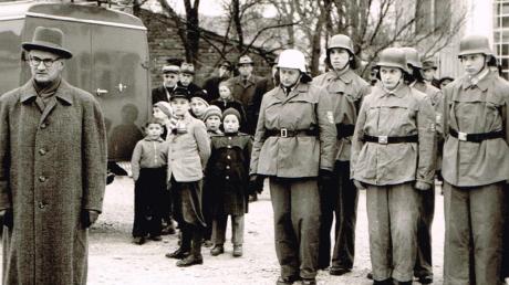 Die Sender Feuerwehr ist angetreten zur Taufe des 1. Löschfahrzeuges am 4. Januar 1958. 
