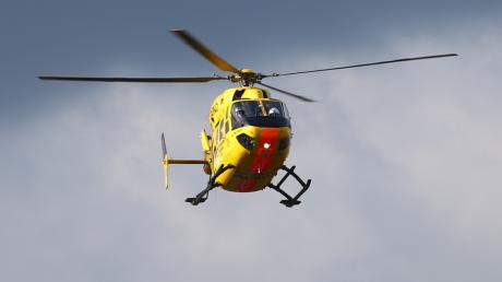 Mit einem Rettungshubschrauber kamen ein verunglückter Hubschrauber-Pilot und sein Passagier ins Krankenhaus. Symbolbild