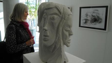 Talent im Foyer: „Trio des Bösen“ nennt sich diese Skulptur des 14-jährigen Cem Werner.  
