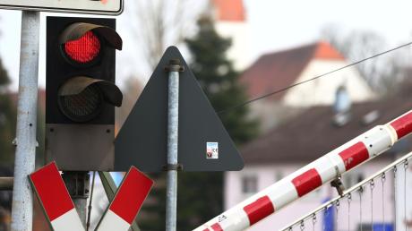 An einem Bahnübergang in Blaubeuren hat ein junger Mann mit seinem Gespann die Schranke abgerissen. 