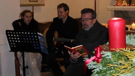Pfaffenhofens Bürgermeister Josef Walz liest in der Kirche St. Ulrich Adventsgeschichten vor. Musikalisch begleitet wird er von Magdalena Riggenmann und Philipp Langenwalter.  
