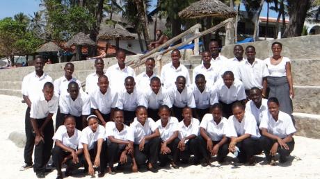 Die Auszubildenden und Managerin „Pauline“ (oben rechts) am Strand von Okunda. Zwei Jahre lang müssen sie lernen und dann eine Abschlussprüfung absolvieren. Das Ehepaar Kampa hat es möglich gemacht. 
