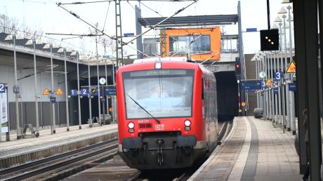 Auf der Bahnstrecke Augsburg-Ulm kommt es am Montagmorgen zu Verspätungen und Zugausfällen.