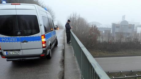 Eine 44-jährige Frau ist am Freitagabend von dieser Brücke in Dornstadt auf die B10 gesprungen, von einem Auto überrollt und getötet worden. Die Polizei sicherte auch am Samstag Spuren, um den Fall aufzuklären. 