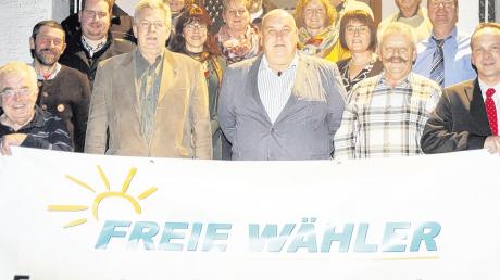 Mit diesen Kandidaten wollen die Freien Wähler in den Wahlkampf ziehen. Unter den Bewerbern sind ÖDP-Vie Klaus Vidal (Zweiter von links), Urgestein Franz Walk (links) und Freie-Wähler-Ortschef Andreas Wöhrle (rechts).  