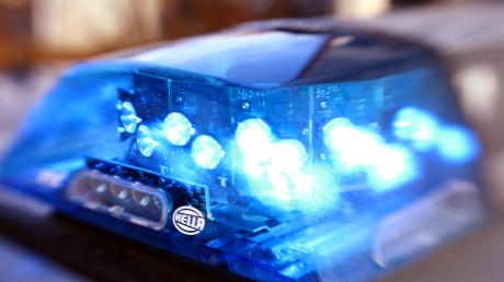 Gegen einen Senior, der ein parkendes Auto mit seinem Wagen gestreift hat, ermittelt die Polizei in Krumbach.
