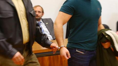 Ob zwei der drei wegen gemeinschaftlichen Mordes Angeklagten auf freien Fuß kommen, wird am Montag vor dem Memminger Landgericht entschieden.