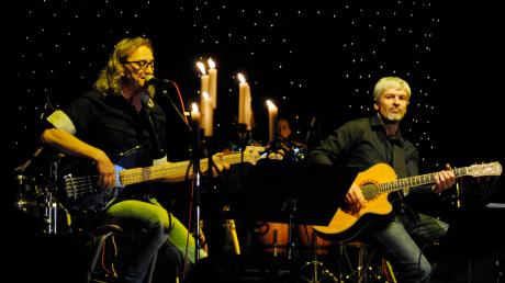 Mit ihrem Konzert im Kerzenschein, hier im Bild Bernd Schubert (links) und Igor Schiele, ließ die Band Hits aus 50 Jahren Rock- und Popgeschichte auferstehen. 
