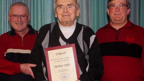 65 Jahre im VdK Roggenburg: Herbert Höfer (Mitte) wurde nun ausgezeichnet. Im Bild Betreuer Karl Butzmann (links) und Vorsitzender Paul Neuhäusler.  
