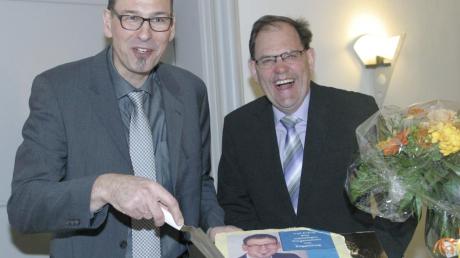 Ein Stückchen Torte für den Sieger: Mathias Stölzle (links) ist neuer Bürgermeister in Roggenburg, sein Vorgänger Franz-Clemens Brechtel gratuliert.  
