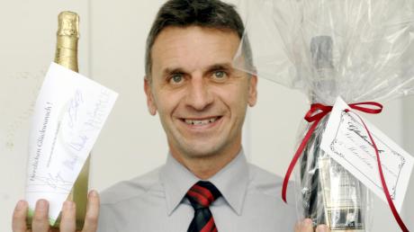 Erich Winkler bleibt Bürgermeister in Nersingen. Am Tag nach der Wahl bekam er zahlreiche Geschenke und Glückwünsche ins Rathaus.  
