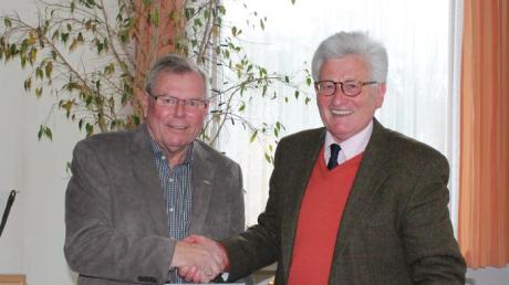 Bezirksvorsitzender Heinz Münzenrieder (rechts) zeichnete Günther Pillich für 40 Jahre Awo aus.