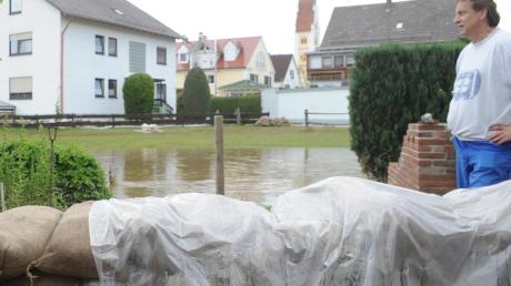 Großer Einsatz: Im Juni schossen die Wassermassen über den Osterbach und überschwemmten die anliegenden Orte, so wie Biberach. Viele Helfer errichteten Barrieren aus Sandsäcken. 