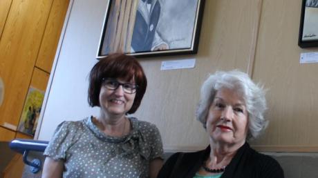 Zeigen ihre Bilder im Nersinger Rathaus: Gabi Grünwied (links) und Doris Manhalter mit ihren Werken.  
