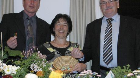 Gewinner gesucht: Armin Kast (links) und Dritter Bürgermeister Richard Baur mit der Glücksfee Irmgard Faul und den Losen der Blumentombola.  
