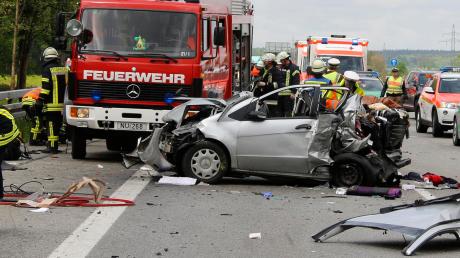 Stundenlang musste die A7 bei Hittistetten gestern gesperrt werden, weil ein Transporter mit einer A-Klasse zusammengeprallt war. Vier Personen wurden dabei teils schwer verletzt. 
