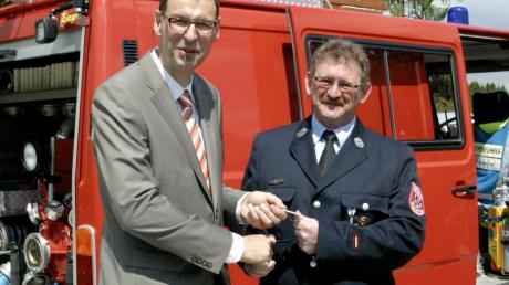 Neues altes Feuerwehr-Auto: Bürgermeister Mathias Stölzle (links) übergab Kommandant Jürgen Rueß den Schlüssel für das überholte Fahrzeug. 