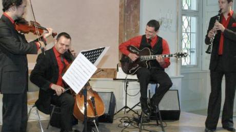 Vom Publikum stürmisch gefeiert: das Ensemble Passo Avanti im Klosterrefektorium. 
