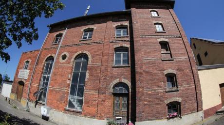 Das Sudhaus in Nersingen wurde nach einem Brand im Jahr 1901 wieder neu erbaut. Links hat es drei Geschosse, rechts fünf.  
