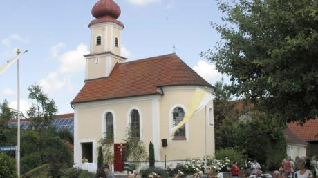 Die Antoniuskapelle in Unteregg gehört der Gemeinde Roggenburg und ist einmal im Monat Schauplatz für kirchliche Messen. Auch der von Pferden gezogene Leichenwagen kommt bei besonderen Anlässen noch zum Einsatz. 