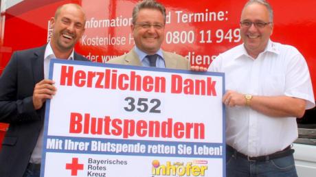 Freuen sich über die Aktion: BRK-Kreisgeschäftsführer Stefan Kast (links), Edgar Inhofer (Mitte) und Michael Gorum vom BRK-Blutspendedienst.  
