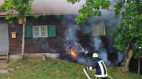 Diese Hütte am Ingstetter Weiher wurde am Montag bei einem Brand schwer beschädigt.  

