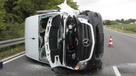 Bei der Kollision dieses Kleintransporters mit einem Auto sind gestern auf der B10 bei Nersingen drei Menschen teils schwer verletzt worden. 