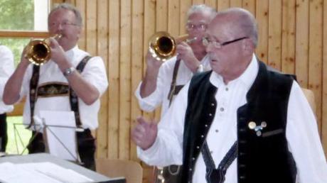 Seit 31 Jahren war Alfons Weithmann (rechts im Bild) Leiter der Seniorenkapelle Schießen. Jetzt legte er den Dirigentenstab aus der Hand. 