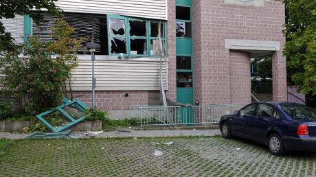 Bei einer Explosion in einem Labor an der Uni Ulm ist am Montagmorgen ein Sachschaden von etwa 300 000 Euro entstanden. Ein Mann wurde leicht verletzt. 
