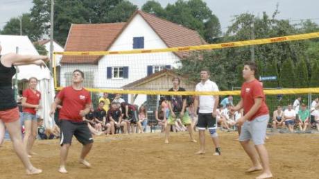 16 Mannschaften spielten auf dem Strand in Ingstetten.  

