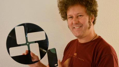 Christian Trögele aus Aufheim mit einer seiner neuesten Kreationen, die er allesamt aus Schallplatten herstellt: Hüllen für Mobiltelefone. 