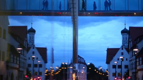 Der Übergang zwischen Ulmer Museum und Kunsthalle Weishaupt – hier auch als Spiegelbild in der Fassade der Kunsthalle – wird in der Kulturnacht viel benutzt.  
