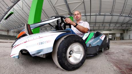 Benjamin Gasser in einem seiner Elektro-Karts. „Wer einmal damit gefahren ist, wird überzeugt sein“, sagt der leidenschaftliche Hobby-Motorsportler, der sich die Kartbahn in Neu-Ulm rund eine Million Euro kosten lässt. 