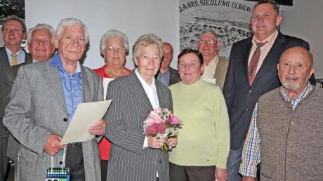 Vorsitzender Thomas Marzari (zweiter von rechts) und Jurgen Ziesche (links) ehrten zahlreiche Mitglieder für ihre Mitgliedschaft in der Siedlergemeinschaft.   

