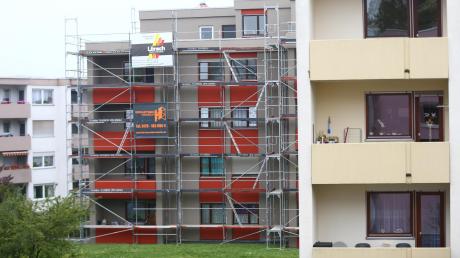In Grau-Rot erstrahlt seit Kurzem das Wohnhaus der Nuwog in Offenhausens Johann-Strauß-Straße. Im Vordergrund ist das Nachbargebäude zu sehen, das künftig den gleichen Anstrich erhalten soll. 