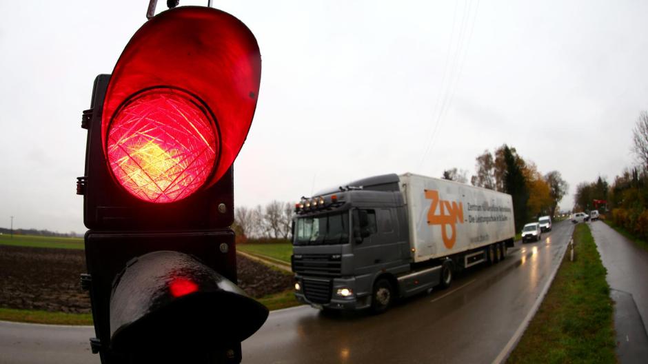 Horgau: Lkw-Fahrer beschädigt eine Ampelanlage bei Horgau | Augsburger