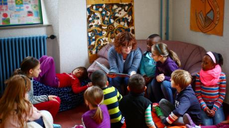 Überall im Landkreis wurden den Schülern im Rahmen des bundesweiten Vorlesetages Geschichten vorgetragen – zum Beispiel in der Grundschule Stadtmitte in Neu-Ulm. 