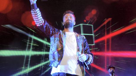 Segen von oben: Rapper Marteria, dessen jüngstes Album „Zum Glück in die Zukunft II“ die Spitze der deutschen Charts erklomm, bereitete rund 5000 Fans in der Arena einen abwechslungsreichen Abend. 