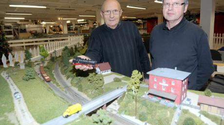 Werner und Hans Wörtz von den Modellbaufreunden Senden haben sich der Strecke zwischen Weißenhorn und Senden gewidmet und sie detailgenau nachgebaut. Unser Ausschnitt zeigt den Bahnhof in Witzighausen.  
